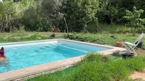 vient te masturber avec moi au bord de la piscine