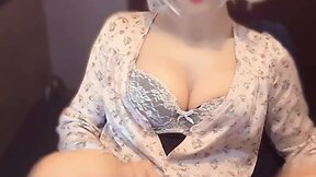 【solo】mysterious white-haired crossdresser masturbating