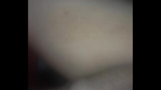 Geile echtgenoot gebruikt een groot speeltje op de poes van zijn vrouw en neukt haar kont daarna doggystyle