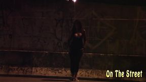 Mulher madura dan&ccedil_a  na avenida da cidade. Melissa Devassa