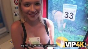 Meeting a blonde beauty Jessie Ames with her boyfriend, the guy takes her to a bathroom