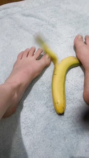 My roommate like eat bananas after video