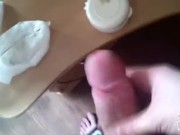 Дрочит и кончает на стол