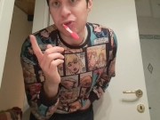 Ragazzo volgare sputa il dentifricio, si sculaccia e si tocca il cazzo godendo di orgasmi anali
