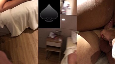 Esposa hotwife fala para o marido corno “ Eu vou gozar no pau do macho”, corno fica louco de tesao ao ouvir isso. Corno toca no pau do comedor, coloca gel lubrificante e coloca na buceta d