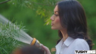 Mick Blue menjilat pantat ketat babe yang diminyaki dalam posisi menyenduk sebelum semburan muka