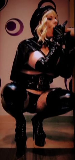 Crossdresser mamando dildo en latex