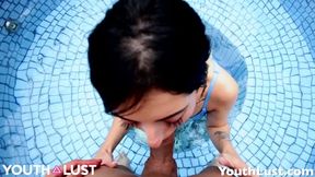Anal de Brooke en la piscina