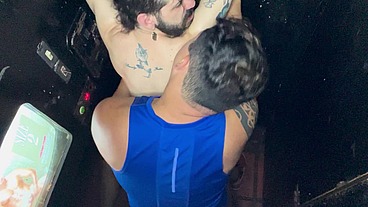 Dando o rabo pra dois machos na cabine - Parte 1