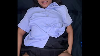 Je me fais bais&eacute_ dans mon uniforme scolaire par un &eacute_tranger blanc et il m'_&eacute_jacule sur le visage