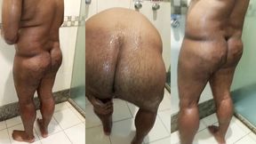 gordinho passivo tomando banho