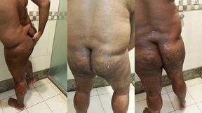 gordinho passivo tomando banho