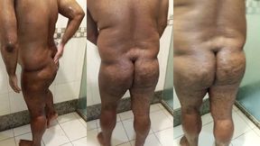 gordinho passivo tomando banho