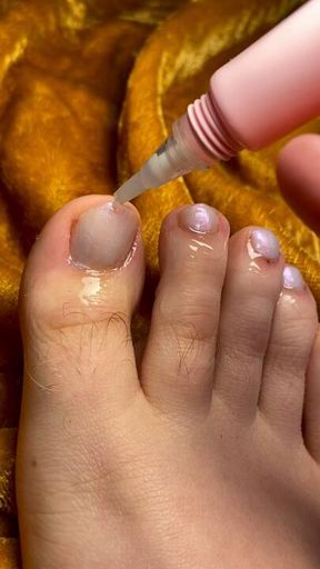 Oiling up my toes 🦶🏻💦