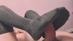 fotjob with grey knee socks from sexy girlfriend (cum on feet!)