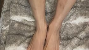 Melove sexy red long toes and her sexy small feet on blanket