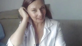 Une superbe Européenne se masturbe sauvagement