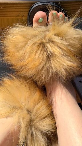 Spring Feet Furry Slides