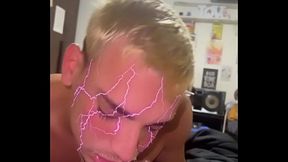 Mamando o hetero sigiloso enquanto ele mandava mensagem pra namorado