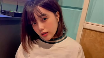 カラオケで男友達といい雰囲気になって彼氏がいるのに浮気してしまう女子○生。