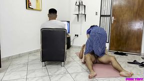 Mi Esposa hace masajes a un Cliente al lado mio