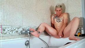 baise solo pour une blonde dans son bain