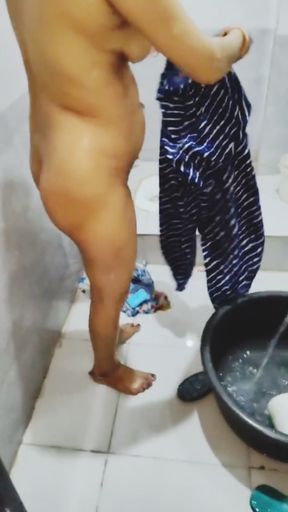 Aunty was seen bathing, full naked and made a video