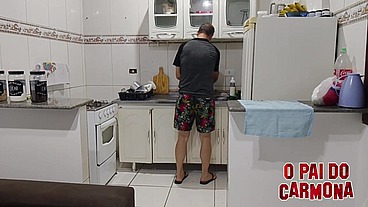 coroa sozinho peladao na cozinha