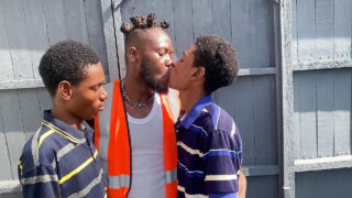 Oral seks, siyah, üçlü seks, oral seksler, korunmasız seks, baba, açık havada – devasa penisli amatör zayıf adamlar anal seks yapıyor