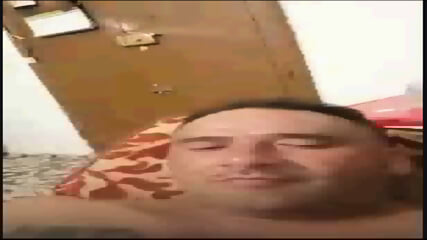 El seor Hermes Portilla se masturba delante de la cmara.