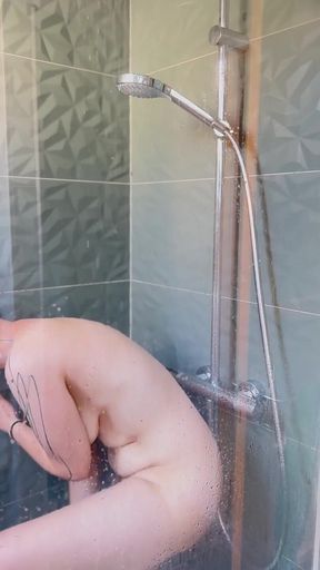 Apres M Etre Faite Jouir Je Lave Ma Chatte Poilue