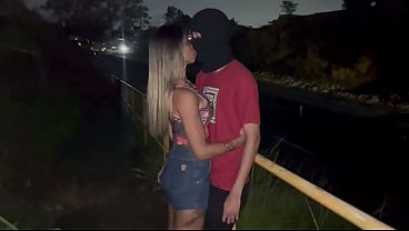 Esposa aborda estranho na rua e faz um sexo anal gostoso