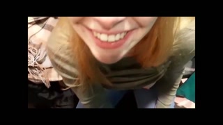 Public Blowjob in der Umkleide während Verkäuferin draussen Klamotten sortiert..