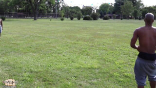 Stor svart kuk uten kondom pounds europeiske kjekkaser etter intens kuksuging og rimming action med varme cumshots