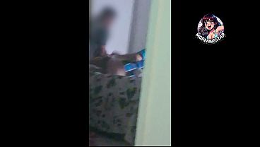 Marido acorda e flagra esposa ga&uacute_cha fudendo com amante dotado na cama do casal . o amante ainda goza dentro no final  ! cuckold fetiche
