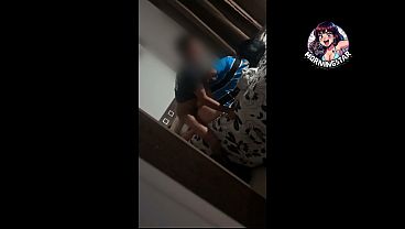 Marido acorda e flagra esposa ga&uacute_cha fudendo com amante dotado na cama do casal . o amante ainda goza dentro no final  ! cuckold fetiche