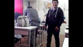 Me la arrimo mientras le revisan la tarea, con final feliz :)