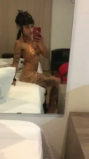 Esta zorrita va a ser prostituida para mi beneficio. Es una zorra ridícula y repugnante pero a mis pies va a aprender a ser una puta que al menos complazca en condiciones. Eso sí, ningún hombre va a…