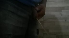 Eu mijando.Amo ver manos de pica dura gozando.