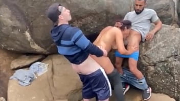 Rolas na buceta da rabuda gostosa