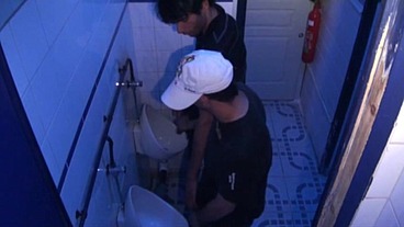 straigth suck big dick on public toilettes