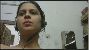 Lusty webcam chick in headphones is so into stretching her pussy lips