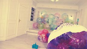 JJ pops a lot of balloons inside the XXL Shosu Beachball 4K UHD Version