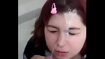 Colorada con la cara llena de leche en ba&ntilde_o p&uacute_blico