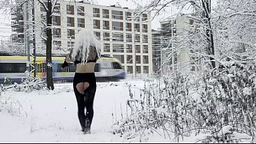 AMATEUR TRANS IN SNOW - PERVERT TRAIN DICK FLASH