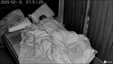 Puto cuspiu no pau e empurrou toda no cu dela, camera flagrou!