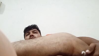 Gay se masturba con dildo casero y termina corriendose