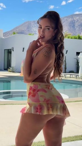 Hot amateur GF shares her juicy bio on OnlyFans