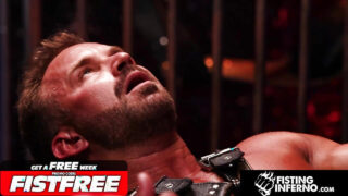 Devasa penisli azgın Jax Thirio, Bruce Jones'un açgözlü deliğini çıplak bir şekilde ve yumruklarıyla beceriyor.