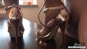 JessLeg ordinne a son soumis de se branler dans ses hauts talons
